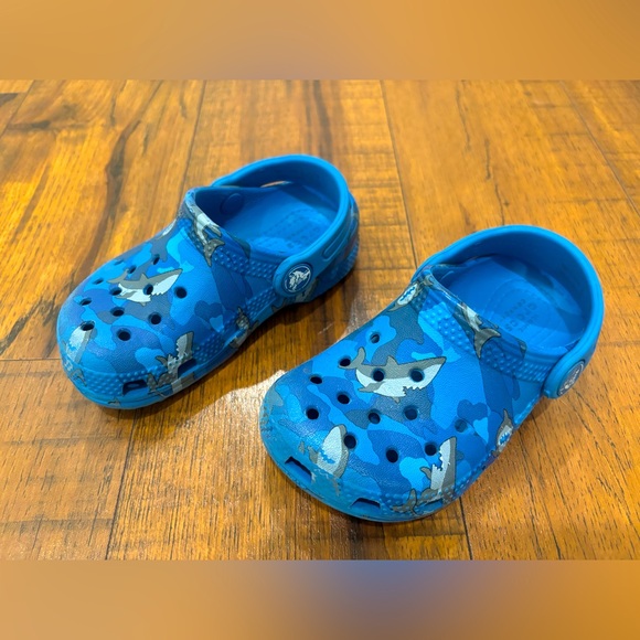 CROCS Other - Crocs Classic Clogs Ocean Blue Shark Camouflage Size C7 Toddler Boy